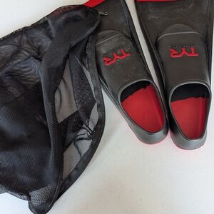 TYR Red and Black Swim Fins with Mesh Bag